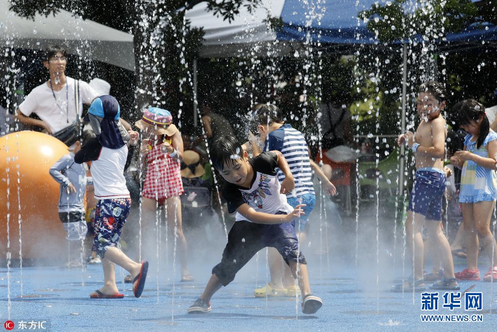 37度高温侵袭日本东京 儿童喷泉玩水降温|玩水
