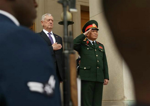 资料图片：美国国防部长马蒂斯（左）与来访的越南防长吴春历（右）。（美联社）