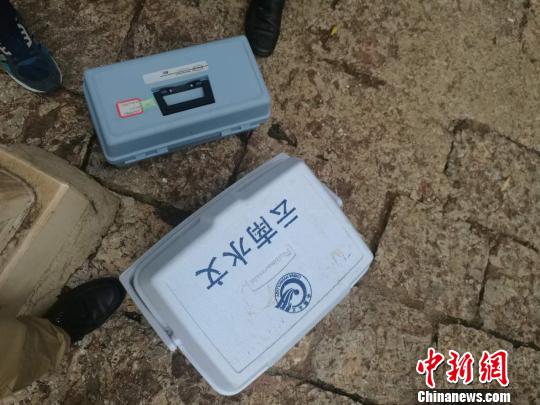 图为相关工作人员取水样进行检测 丽江市委宣传部供图 摄