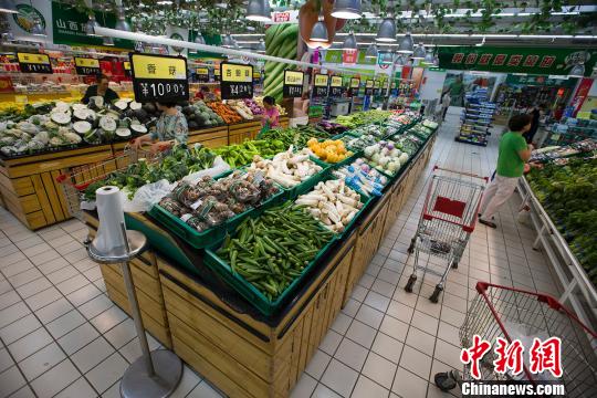 材料图:民众在超市选购蔬菜。 张云 摄