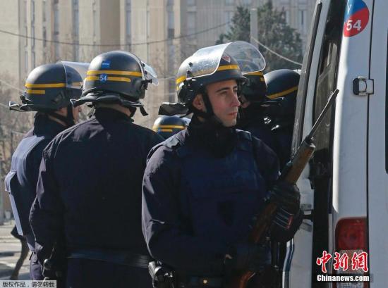 当地时间2015年2月9日,法国马赛,法国警察处于高度戒备状态。法国马赛一名枪手持枪向空中开枪,未造成人员伤亡。当天,法国总理瓦尔斯原定到访马赛,警方目前已经加强安保。