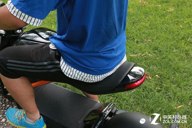 骑电动车带妹子 有些事情你一定要注意|跨骑车