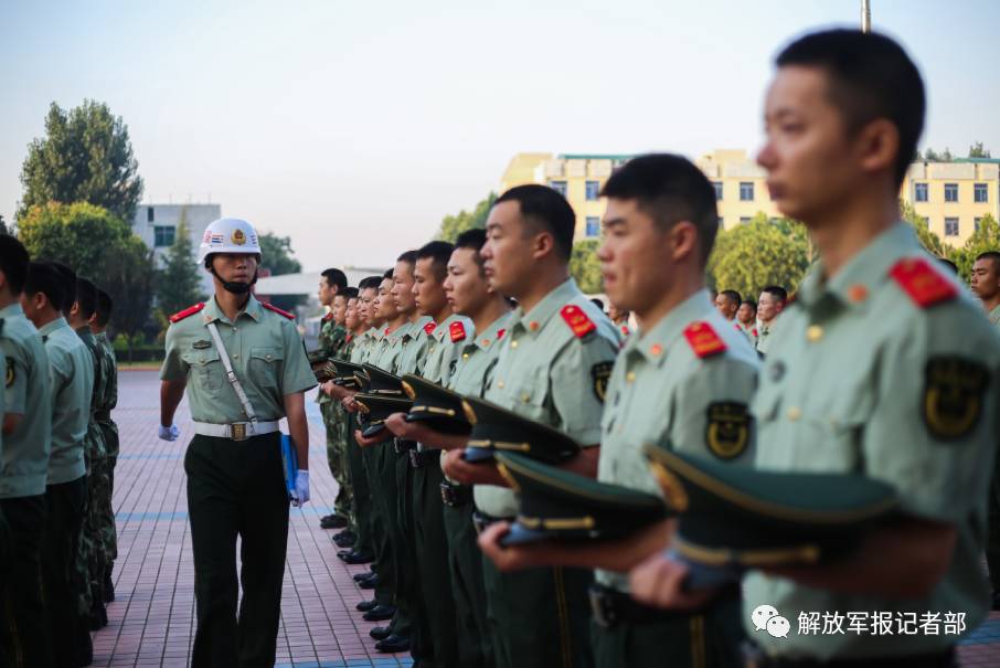 目睹兵哥哥军容风纪检查 头发,胡须都有严格标准