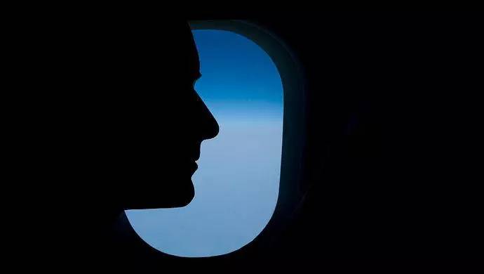 男子谎称飞机上有炸弹威胁机长…不但自己要受