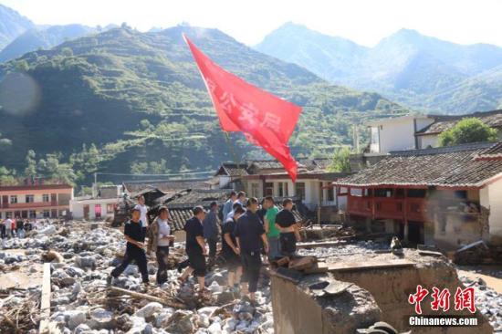 民众抢险救灾。董超 摄