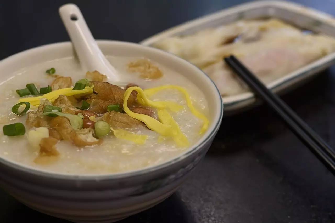 四五十岁的中年人,下至几岁的儿童,宁波机场候