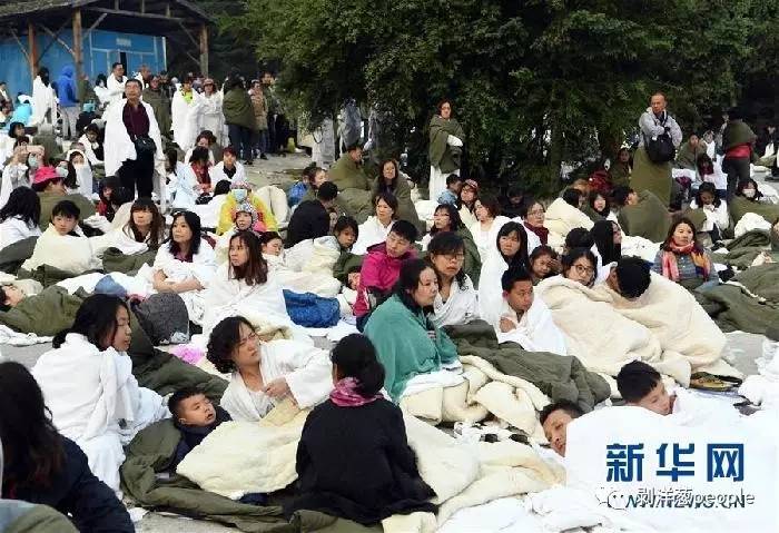 8月9日,游客被会合在相对平安的九寨天国洲际旅店泊车场期待营救疏散。新华网记者 范培珅 摄