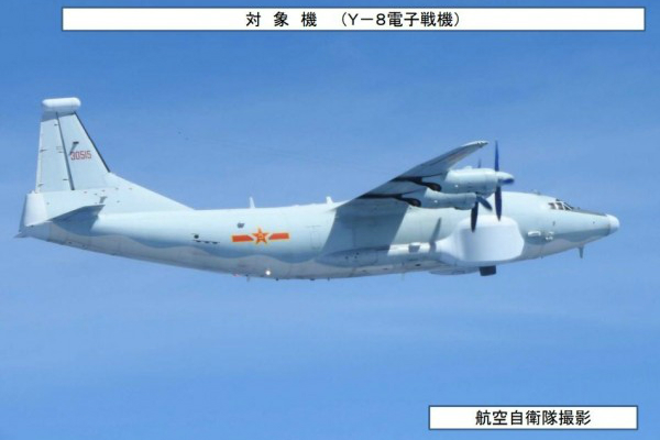 1502371313894189.jpg 台媒曝解放军“运8”战机昨日(9日)绕台飞行。(图片来源:台媒)