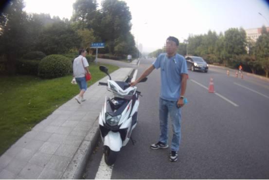 拿着C1驾照开无牌摩托 外卖小哥被记26分罚8