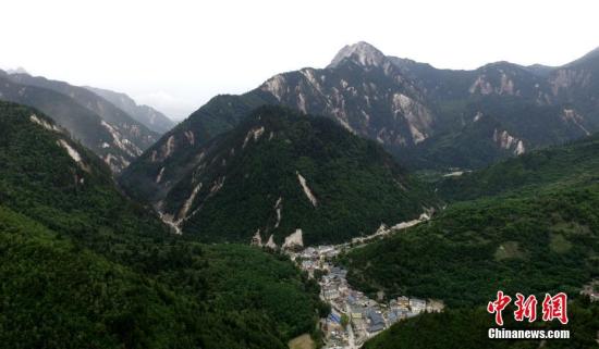 8月10日，空中俯瞰震后的山体，四川九寨沟“8.8”地震震源中心附近山体“千疮百孔”，受损情况严重。中新社记者 刘忠俊 摄