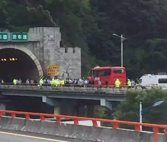 36死13伤！陕西发生重大交通事故！为了生命，这个动作一定要记住，关键时刻能救命！