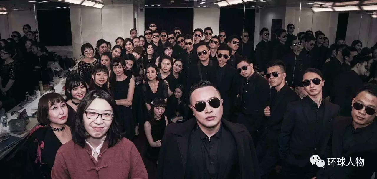 他是身体被掏空的合唱团长,最会讲段子的指挥