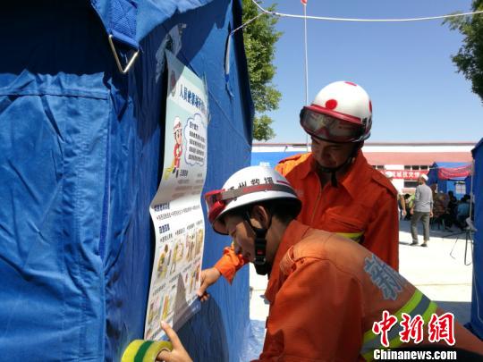 新疆精河6.6级地震 消防官兵持续救援50多个小时（图）