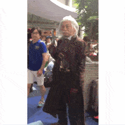 爆笑gif:rap现场竟然有手语翻译?