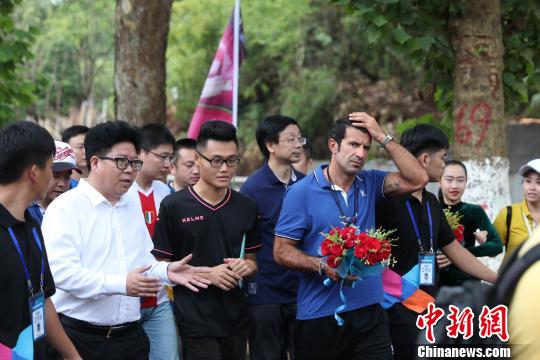 葡萄牙球星菲戈走进贵州都匀足球小镇引球迷围