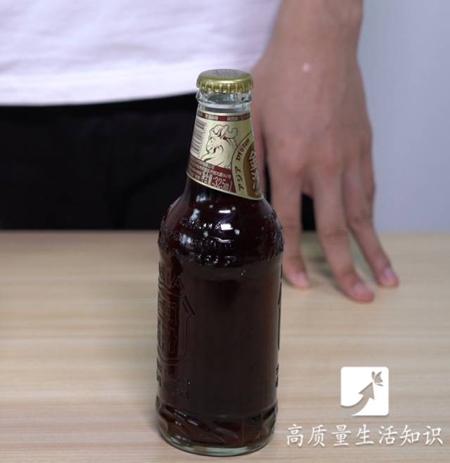 开啤酒瓶、开罐头最快的方法,不用开瓶器,一秒