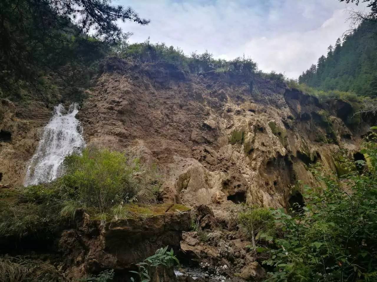 中国最美瀑布之一诺日朗瀑布垮塌！实拍震后九寨沟：火花海、老虎海、犀牛海、五花海……|九寨沟|海子|五花海_新浪新闻