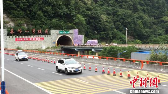 西汉高速陕西段发生一起交通事故，现场清理工作基本完成。　张远　摄
