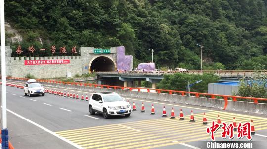 西汉高速陕西段发生一起交通事故,现场清理工作基本完成。 张远 摄