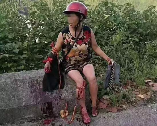 牛X！老妇暴怒之下手撕毒蛇为儿加菜 然后真相却是... - 1