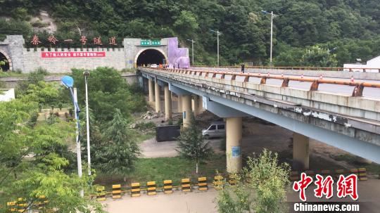 西汉高速陕西段发生一起交通事故，现场清理工作基本完成。　张远 摄