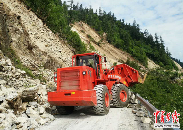 武警交通部队全力抢通神仙池景区71公里救援