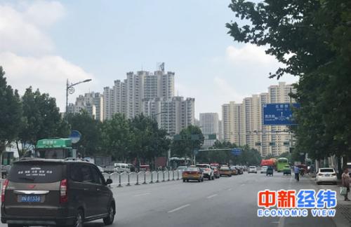 图:燕顺路上作为燕郊售楼一条街,小区众多。中新经纬 刘雪玉摄