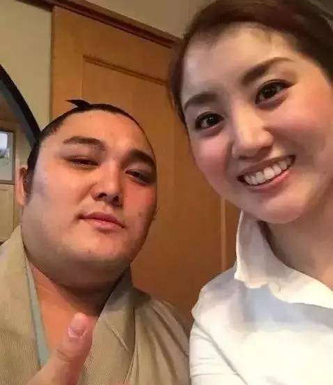 日本众多美女为何情愿嫁给巨肥相扑运动员?