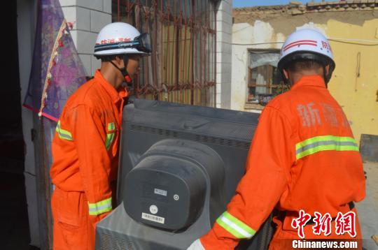 新疆精河6.6级地震 消防官兵持续救援50多个小时（图）