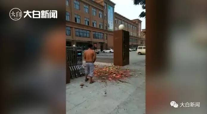 男子卖瓜被罚怒怼城管：满车西瓜砸向城管局大门（组图） - 2