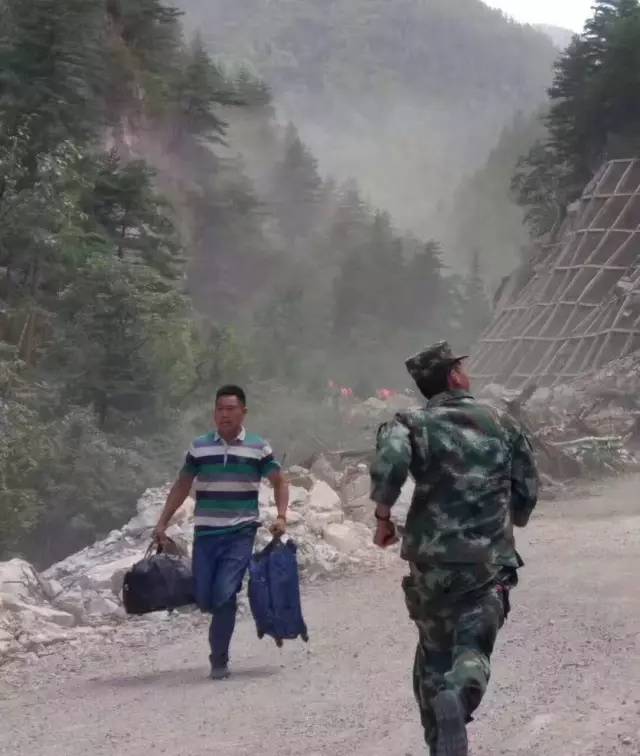 【荐号】九寨沟地震救援，这张逆行照片刷爆朋友圈