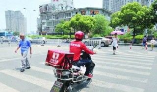 外卖小哥放弃订单跟踪救人 被网友点赞!