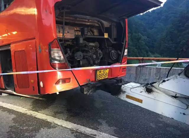 36死13伤！陕西发生重大交通事故！为了生命，这个动作一定要记住，关键时刻能救命！