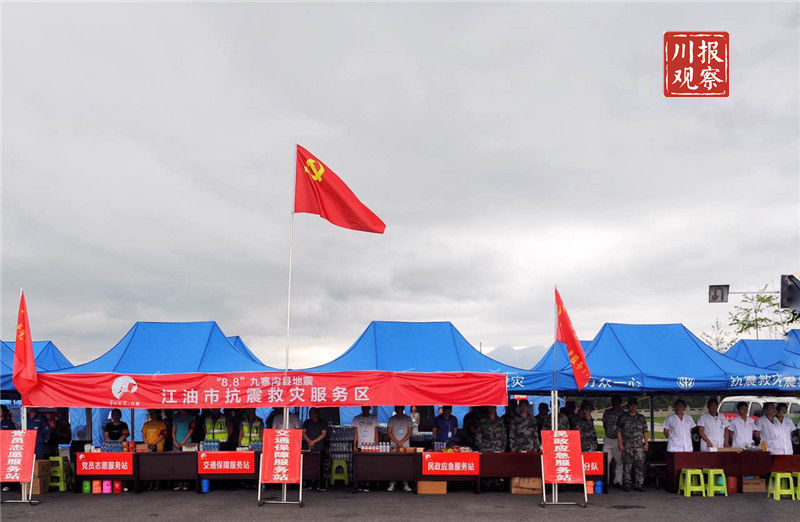 王东明尹力看望慰问参与九寨沟地震游客转运疏