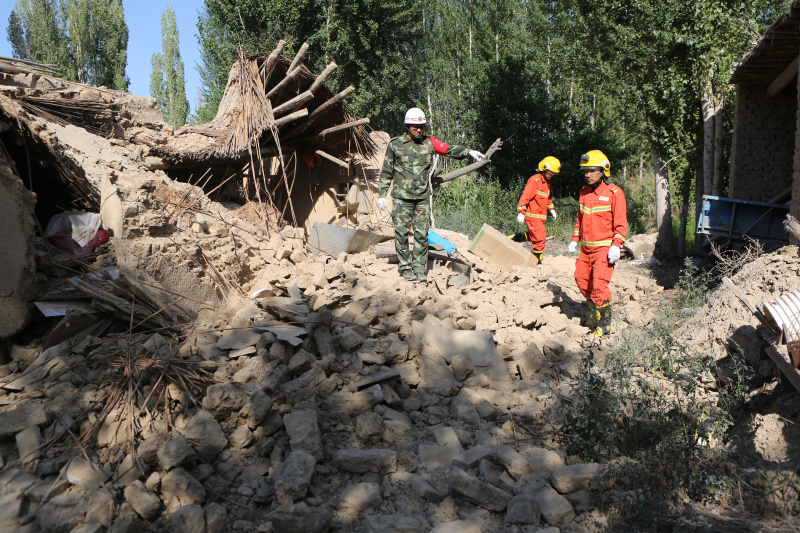 新疆精河地震灾区积极抢险救灾