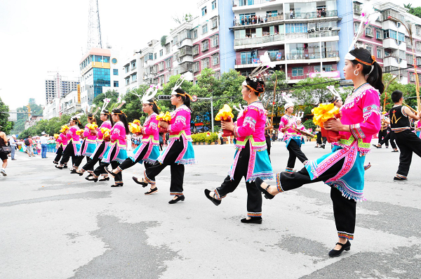 【纪检人·镜头】黔南州成立61周年举行民族