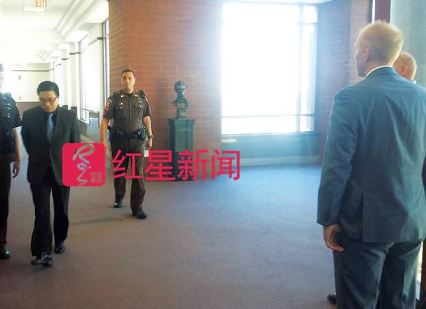 杨雪松被带上法庭 图据美国《伊利诺伊时报》