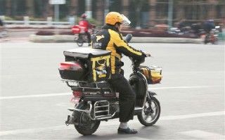 外卖小哥放弃订单跟踪救人 被网友点赞!