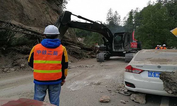 九寨黄龙机场至震中道路再次塌方 目前已抢通