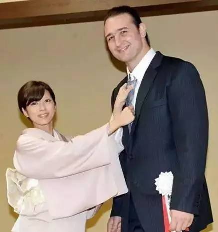 日本众多美女为何情愿嫁给巨肥相扑运动员?