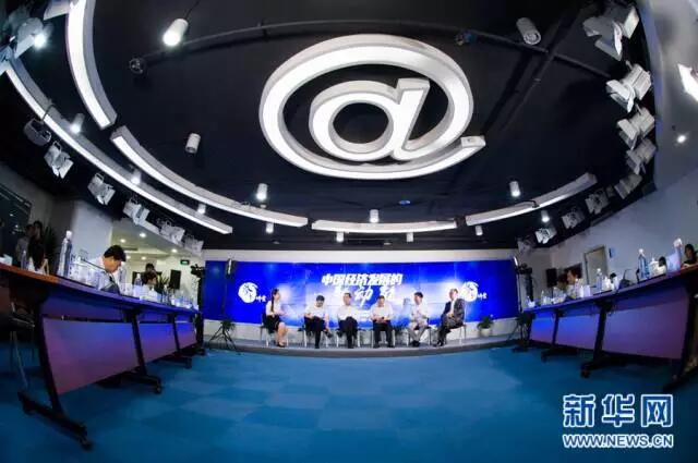 在“参事讲堂”圆桌对话环节,嘉宾们围绕当下经济热点话题展开精彩讨论。 姚冠华摄