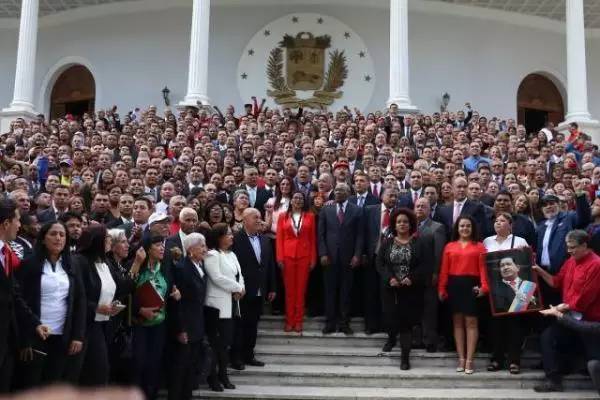  2017年8月4日，委内瑞拉制宪大会成员在制宪大会正式成立后合影