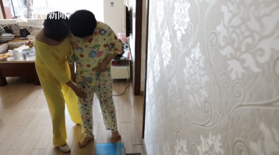 视频|母爱无疆!照顾脑瘫女儿36年还捐肾救子 坚