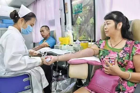 逾期未年检的客车深夜自燃烧成骨架,1死18伤!