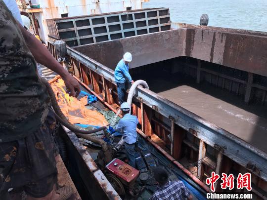 图为工作人员正在进行排水工作。 李有国 摄