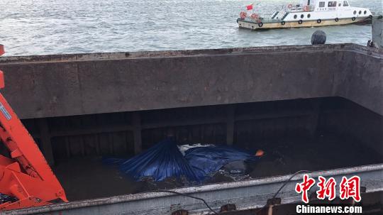 图为船舱进水的“海越86”。 李有国 摄