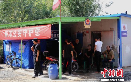 8月11日,在新建的叶里斯南也肯村警务室院内,民警向当地群众了解情况。 田向东 摄