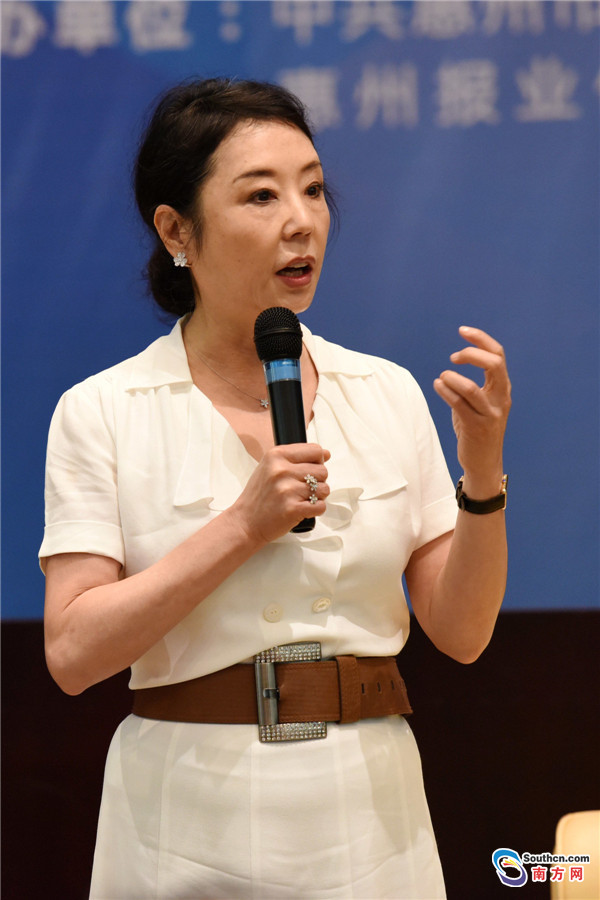 作家严歌苓新作《芳华》同名电影国庆上映