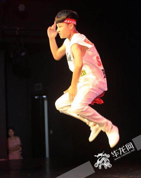 重庆本土选秀看重德艺兼备 新人苦练才艺期待