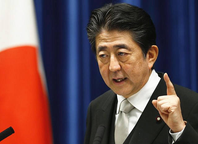 8月3日,日本首相安倍晋三在改组内阁后首次新闻会上发表讲话。(新华/美联)